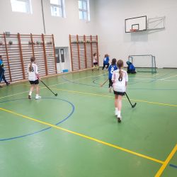 Unihokej dziewcząt na hali w Obrowie