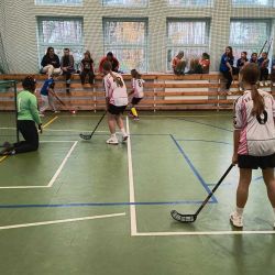 Unihokej dziewcząt na hali w Obrowie