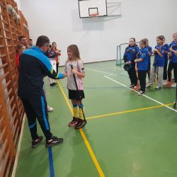 Unihokej dziewcząt na hali w Obrowie