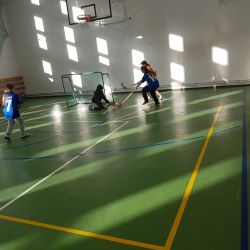 Unihokej dziewcząt na hali w Obrowie