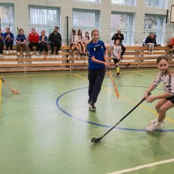 Unihokej dziewcząt na hali w Obrowie