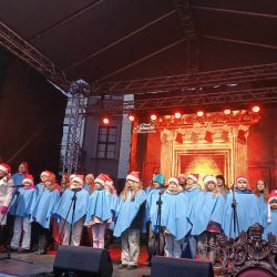 Schola Źródło zaśpiewała na Toruńskim Jarmarku Bożonarodzeniowym