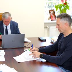 Podpisywanie umów na przebudowę dróg
