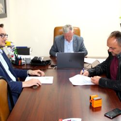 Podpisywanie umów na przebudowę dróg
