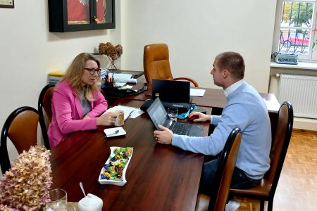 Zastępca Wójta Gminy Obrowo, Joanna Zielińska oraz przedstawiciel firmy Nexera