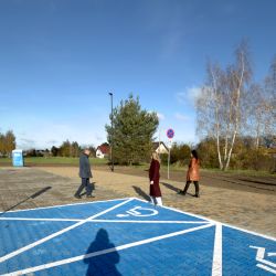 Nowy parking przy przystanku kolejowym w Obrowie