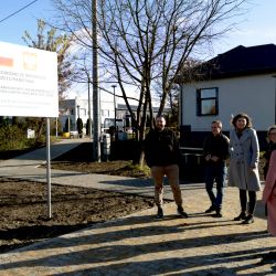 Nowy parking przy przystanku kolejowym w Obrowie