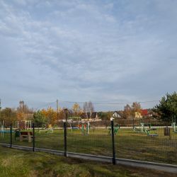 Plac zabaw w Szembekowie z nowym ogrodzeniem i oświetleniem