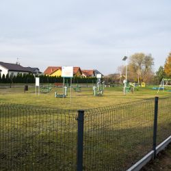 Plac zabaw w Szembekowie z nowym ogrodzeniem i oświetleniem