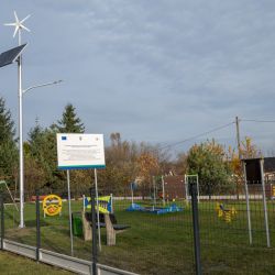 Plac zabaw w Szembekowie z nowym ogrodzeniem i oświetleniem