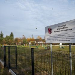 Plac zabaw w Szembekowie z nowym ogrodzeniem i oświetleniem