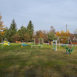 Plac zabaw w Szembekowie z nowym ogrodzeniem i oświetleniem
