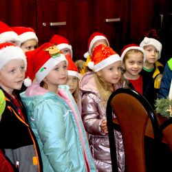 Grono małych Mikołajów w urzędzie