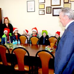 Grono małych Mikołajów w urzędzie