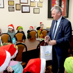 Grono małych Mikołajów w urzędzie