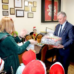 Grono małych Mikołajów w urzędzie