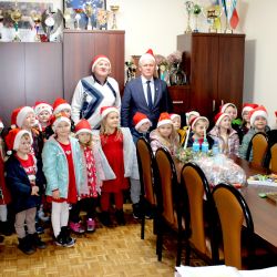 Grono małych Mikołajów w urzędzie