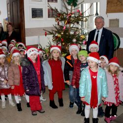 Grono małych Mikołajów w urzędzie