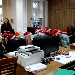 Grono małych Mikołajów w urzędzie