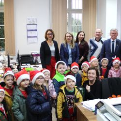 Grono małych Mikołajów w urzędzie