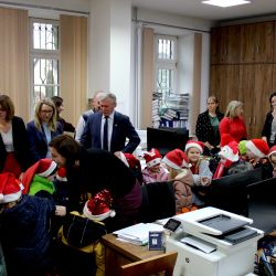 Grono małych Mikołajów w urzędzie