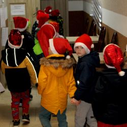 Grono małych Mikołajów w urzędzie