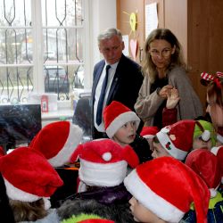 Grono małych Mikołajów w urzędzie