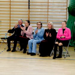 Uroczystość w Zespole Szkół w Brzozówce - wręczenie wójtowi Andrzejowi Wieczyńskiemu umowy na przekazanie środków