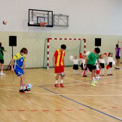 Uroczystość w Zespole Szkół w Brzozówce - wręczenie wójtowi Andrzejowi Wieczyńskiemu umowy na przekazanie środków