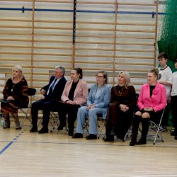 Uroczystość w Zespole Szkół w Brzozówce - wręczenie wójtowi Andrzejowi Wieczyńskiemu umowy na przekazanie środków