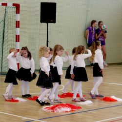 Uroczystość w Zespole Szkół w Brzozówce - wręczenie wójtowi Andrzejowi Wieczyńskiemu umowy na przekazanie środków