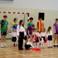 Uroczystość w Zespole Szkół w Brzozówce - wręczenie wójtowi Andrzejowi Wieczyńskiemu umowy na przekazanie środków