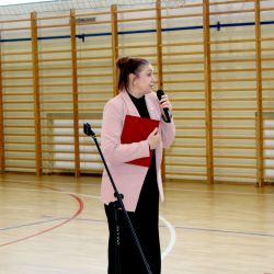 Uroczystość w Zespole Szkół w Brzozówce - wręczenie wójtowi Andrzejowi Wieczyńskiemu umowy na przekazanie środków