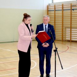 Uroczystość w Zespole Szkół w Brzozówce - wręczenie wójtowi Andrzejowi Wieczyńskiemu umowy na przekazanie środków