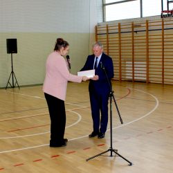 Uroczystość w Zespole Szkół w Brzozówce - wręczenie wójtowi Andrzejowi Wieczyńskiemu umowy na przekazanie środków