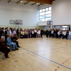 Uroczystość w Zespole Szkół w Brzozówce - wręczenie wójtowi Andrzejowi Wieczyńskiemu umowy na przekazanie środków