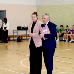 Uroczystość w Zespole Szkół w Brzozówce - wręczenie wójtowi Andrzejowi Wieczyńskiemu umowy na przekazanie środków