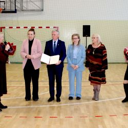 Uroczystość w Zespole Szkół w Brzozówce - wręczenie wójtowi Andrzejowi Wieczyńskiemu umowy na przekazanie środków