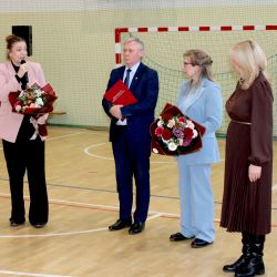 Uroczystość w Zespole Szkół w Brzozówce - wręczenie wójtowi Andrzejowi Wieczyńskiemu umowy na przekazanie środków