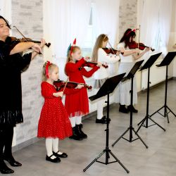 Występ dzieci z Publicznej Szkoły Muzycznej I stopnia im. Katarzyny Cąbrowskiej w Osieku nad Wisłą