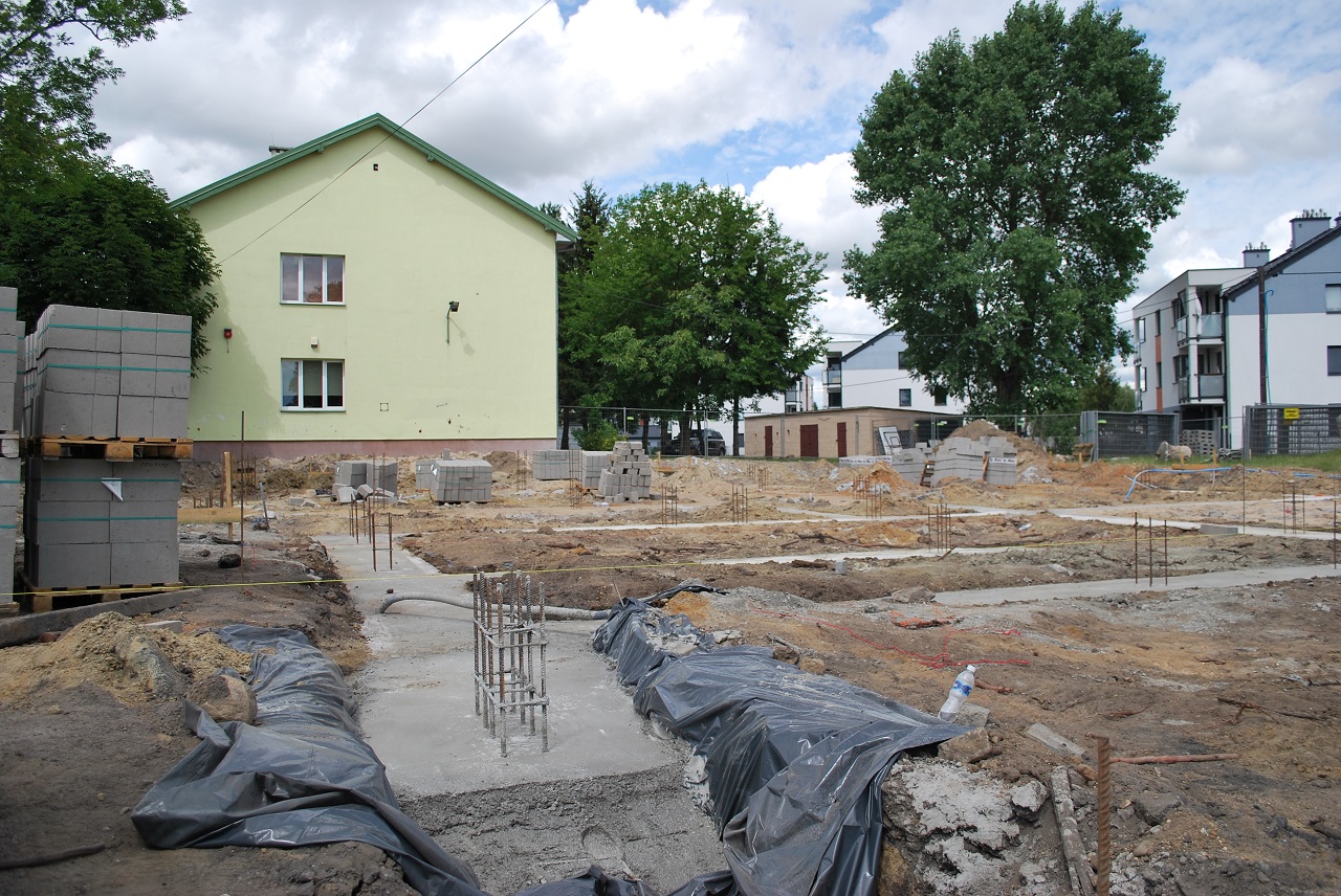 Rozbudowa szkoły i przedszkola w Brzozówce - rozpoczęły się pierwsze prace budowlane