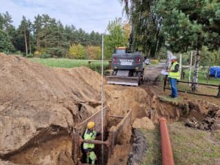 W Osieku nad Wisłą wykonawca kładzie główny ciąg kanalizacyjny