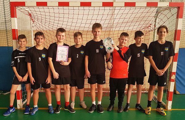Chłopcy z Brzozówki wygrywają zawody halowej piłki nożnej
