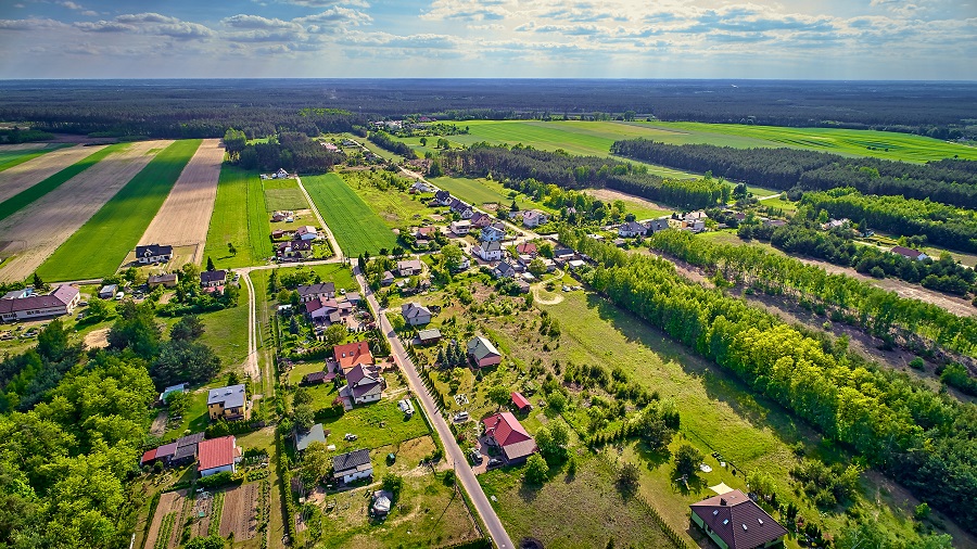 wies, wiejska droga, domy jednorodzinne