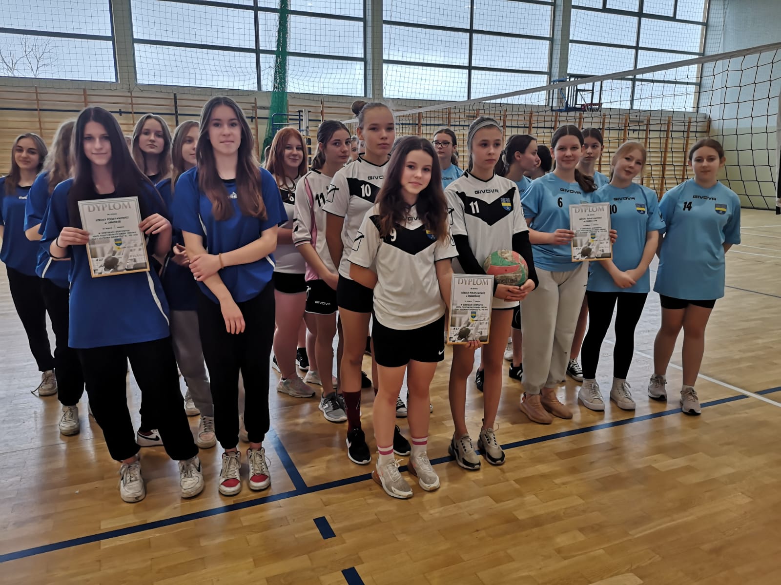 Dziewczęta z Obrowa wygrywają w gminnych zawodach piłki siatkowej