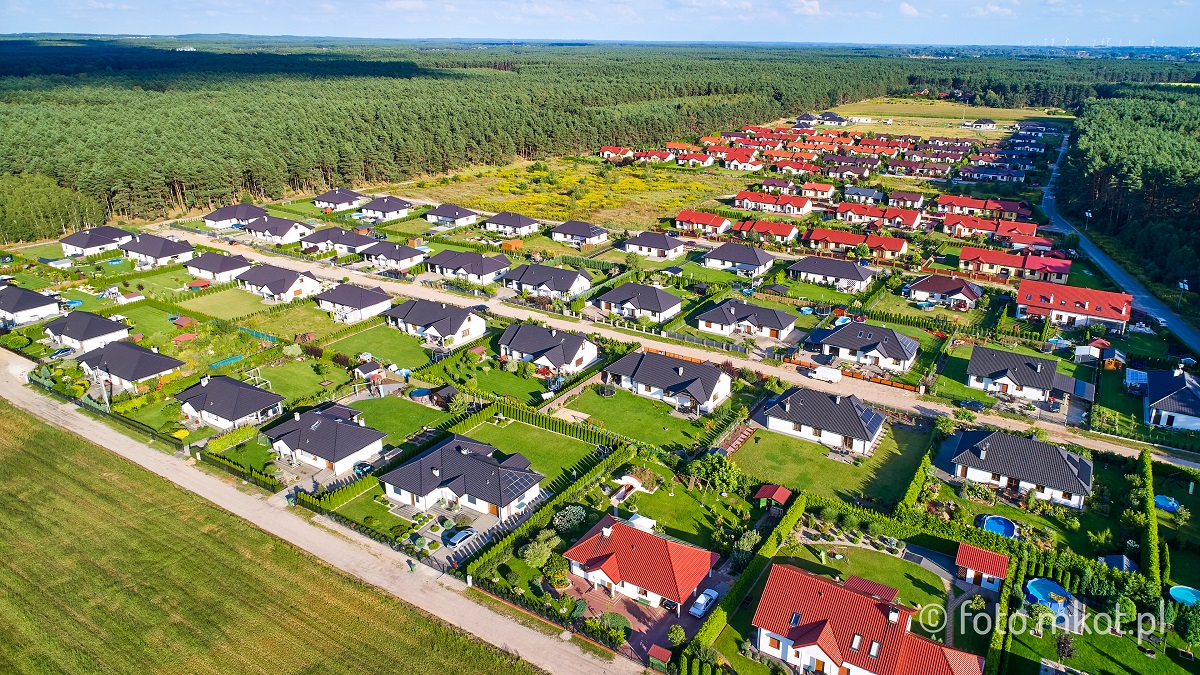 Liczne domy jednorodzinne przy lesie
