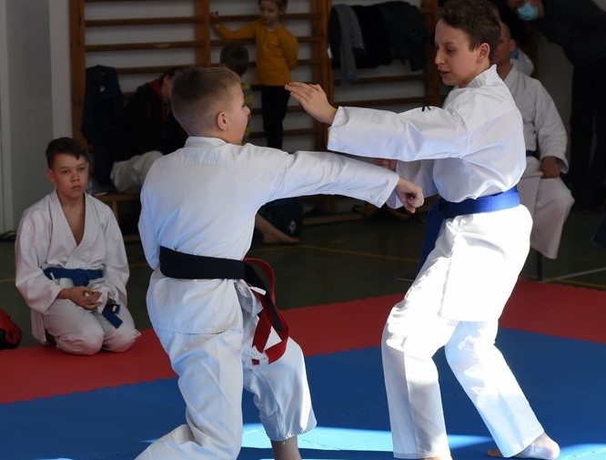 walka karate dwóch chłopców