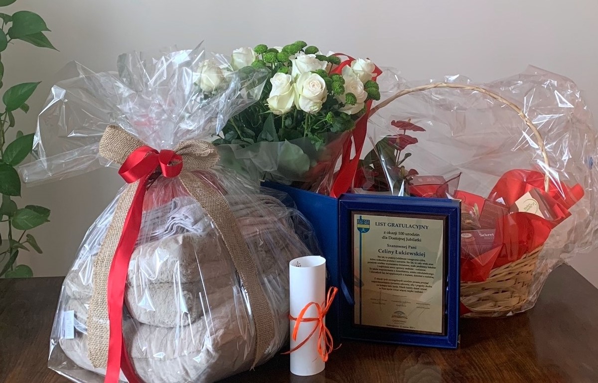 prezent na urodziny: kwiaty i dyplom