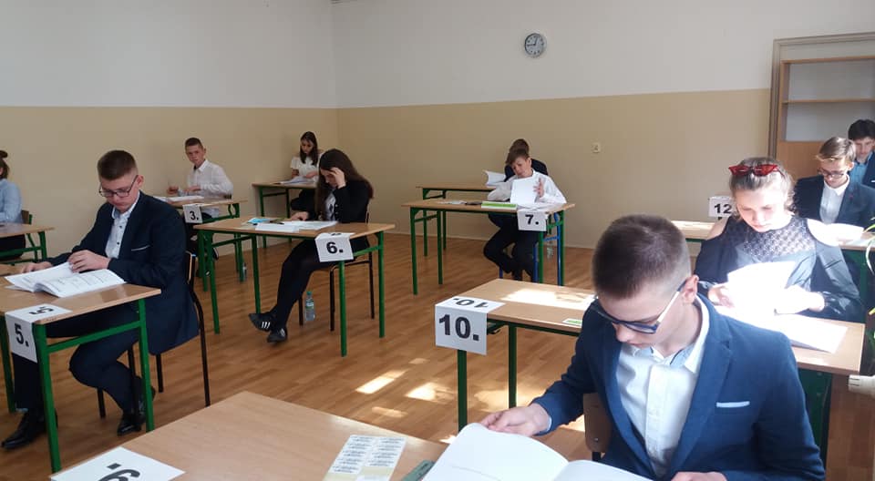 Uczniowie piszą test.