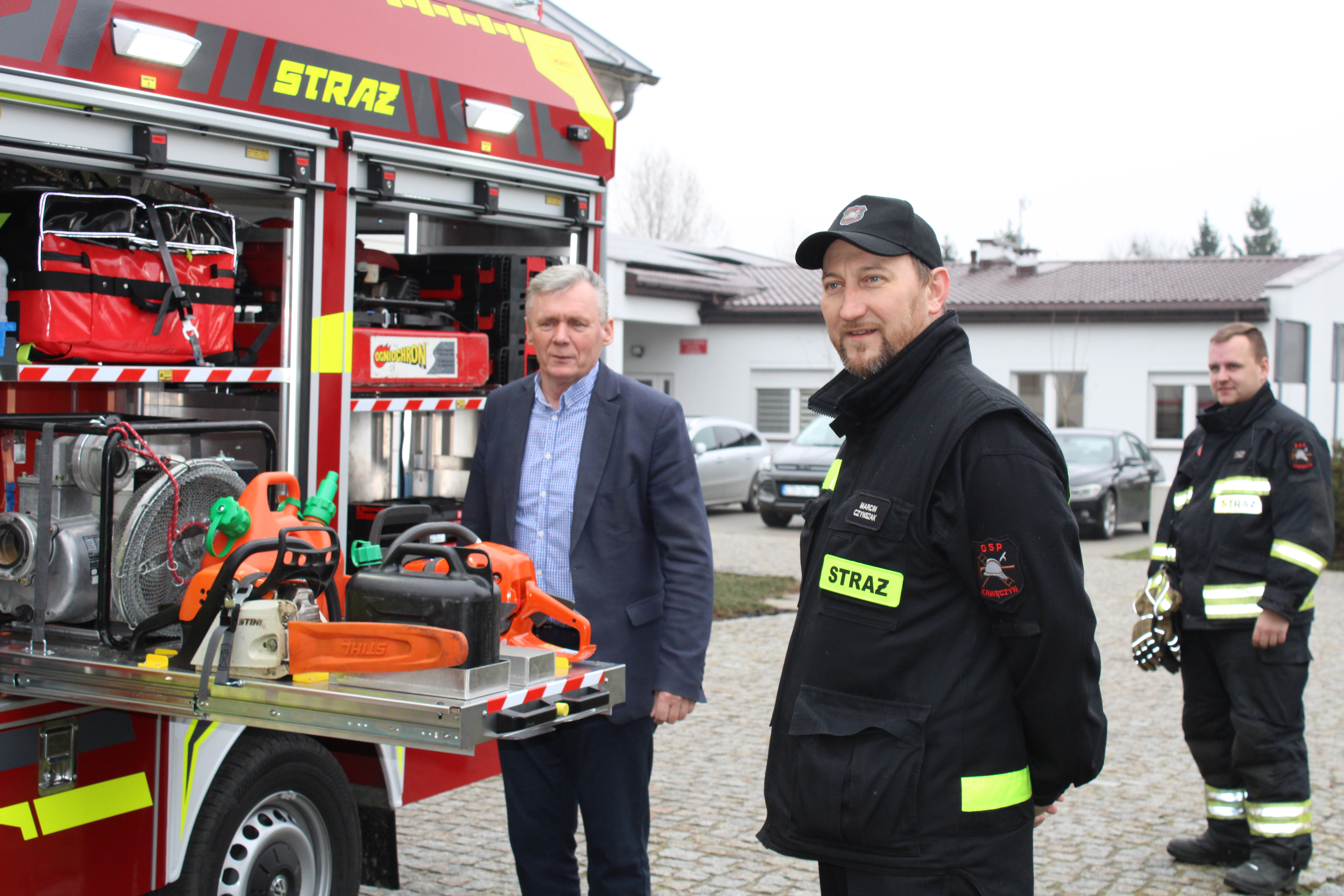 Nowy wóz dla strażaków ochotników z Kawęczyna
